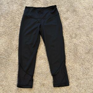 Zella sz small black crop running tight. Mesh detailing.